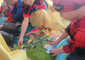 . Dzieci układają bajkowe puzzle