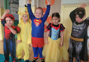 Dzieci cieszą się ze zwycięstwa w konkursie