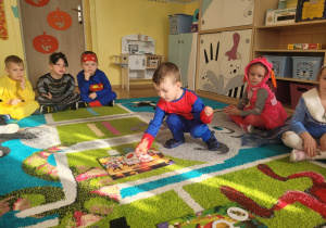 Chłopiec przyporządkowujący obrazki do odpowiedniej bajki