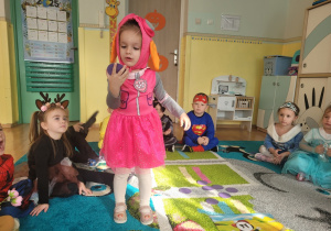 Dziewczynka przyporządkowująca obrazki do odpowiedniej bajki