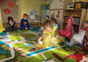 Dziewczynka przyporządkowująca obrazki do odpowiedniej bajki