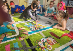 Chłopiec przyporządkowujący obrazki do odpowiedniej bajki