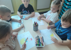 Dzieci kolorują obrazek