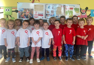 Dzieci w barwach białoczerwonych