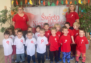 Wspólne zdjęcie dzieci w barwach białoczerwonych