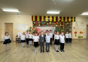 Dzieci odświętnie ubrane mówią wiersz