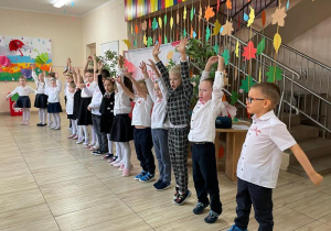 Dzieci odświętnie ubrane występują