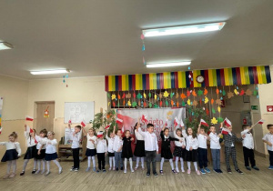 Dzieci z flagami Polski