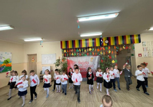 Dzieci z flagami Polski