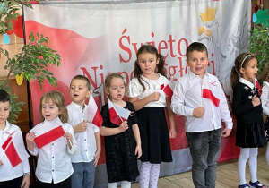 Dzieci z flagami Polski