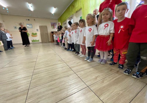 Dzieci podczas obchodów Święta Niepodległości w biało-czerwonych strojach