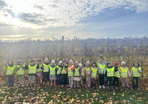 Dzieci w kamizelkach odblaskowych na spacerze