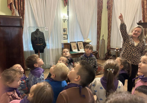 Dzieci oglądają eksponaty znajdujące się w muzeum