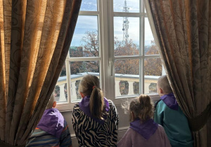 Dzieci wyglądają przez okno