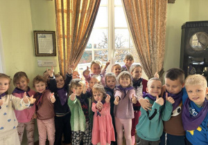 Grupa z uniesionymi kciukami do góry