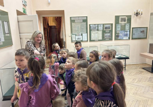 Dzieci oglądają eksponaty znajdujące się w muzeum