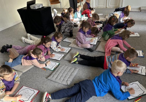 Dzieci kolorują herb Tomaszowa