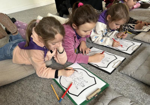 Dzieci kolorują herb Tomaszowa