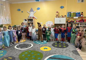 Dzieci w strojach ulubionych postaci z bajek