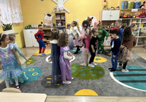 Dzieci podczas wspólnej zabawy na dywanie