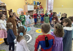 Dzieci stoją w kole