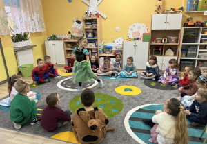 Dziewczynka prezentuje swoje przebranie przed innymi