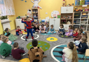 Chłopiec prezentuje swoje przebranie przed innymi