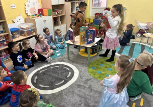 Dzieci oglądają książki z bajkami