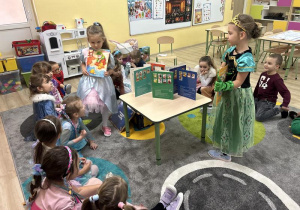 Dzieci oglądają książki z bajkami
