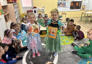 Dzieci oglądają książki z bajkami