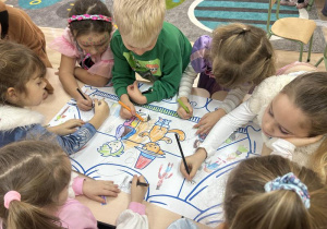 Dzieci kolorują kolorowankę tematyczną