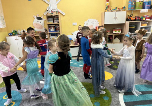 Wspólna zabawa dzieci na dywanie