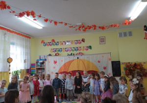 Dzieci śpiewają piosenkę.