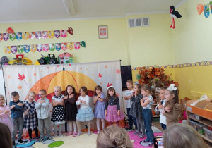 Dzieci ruchem naśladują tekst piosenki.