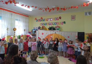 Dzieci śpiewają piosenkę patriotyczną.