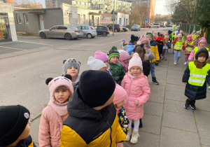 Dzieci z grupy "Kangurki" w drodze do Miejskiego Centrum Kultury.
