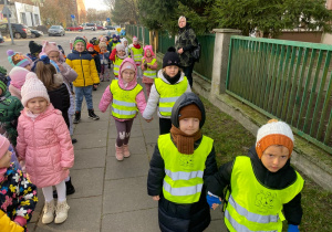 Dzieci z grupy "Jeżyki" w drodze do Miejskiego Centrum Kultury.