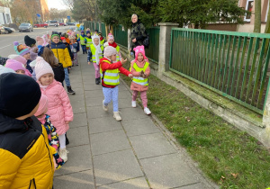 Dzieci z grupy "Kangurki" i "Jeżyki" w drodze do Miejskiego Centrum Kultury.