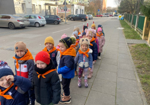 Dzieci z grupy "Tygryski" w drodze do Miejskiego Centrum Kultury.