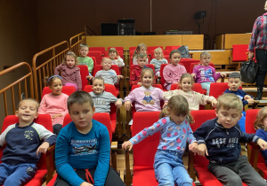 Dzieci w sali kinowej w oczekiwaniu na rozpoczęcie filmu.