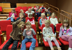 Dzieci w sali kinowej w oczekiwaniu na rozpoczęcie filmu.