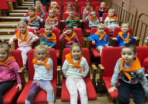 Dzieci w sali kinowej w oczekiwaniu na rozpoczęcie filmu.