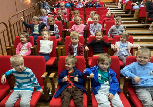 Dzieci w sali kinowej w oczekiwaniu na rozpoczęcie filmu.