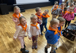 Dzieci w sali kinowej w oczekiwaniu na rozpoczęcie filmu.