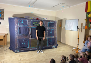 Aktor wita przedszkolaki.