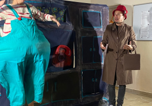 Dziewczynkę - główną bohaterkę odwiedza babcia. Dziewczynka z radości skacze w górę.