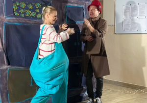 Dziewczynka otrzymuję od babci pudełko ulubionych ciastek.