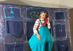 Dziewczynka z bólem brzuszka dzwoni do doktora.