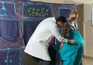 Pan doktor osłuchuje dziewczynkę.