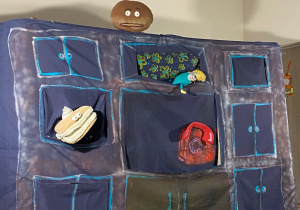 Dziewczynka śni o ulubionych ciastkach.